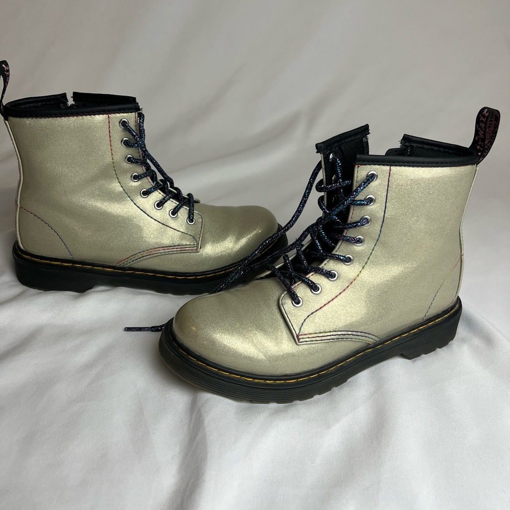 Youth girls Dr. Martens size US 4. Minimally worn and in great condition!!